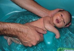 Как купать ребенка в большой ванной
