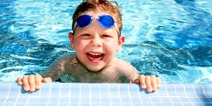 На что обратить внимание при выборе бассейна ребёнку для занятий плаванием