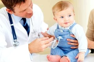 Плановые осмотры малыша до года: каких врачей необходимо посетить.