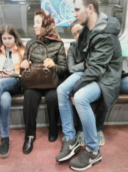 Смешные люди в метро: подборка самых странных и забавных фото