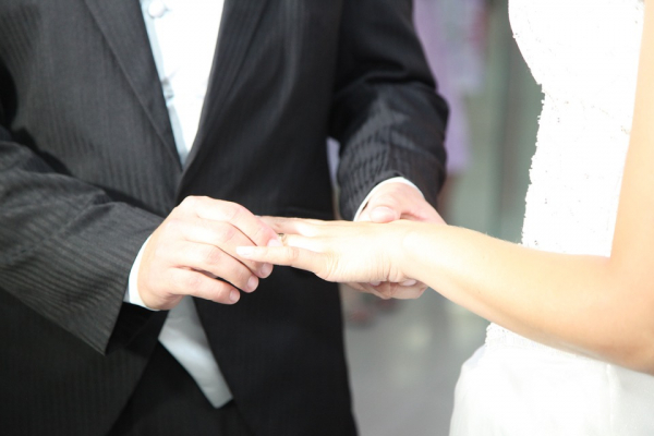 Сто лет истории обручального кольца: как менялась свадебная мода