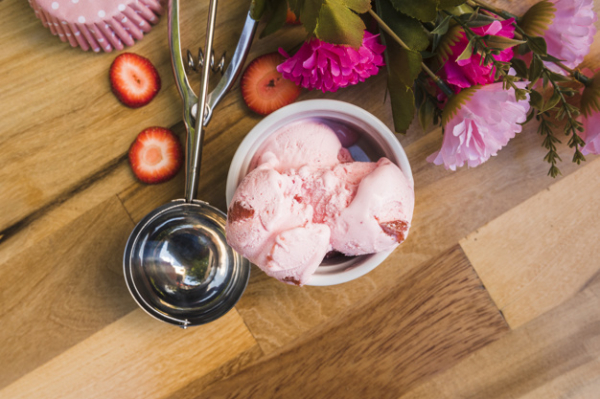 Клубничный пломбир с мятой: рецепт домашнего мороженого