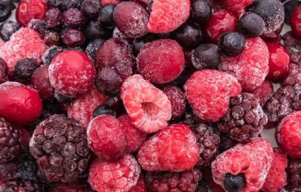 Как сохранить ягоды на зиму: заморозить или перетереть с сахаром?