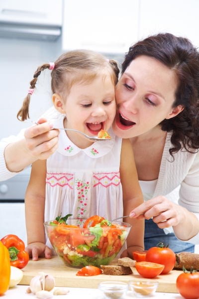 Как приучить ребенка к полезной еде и чем заменить вредные вкусняшки?