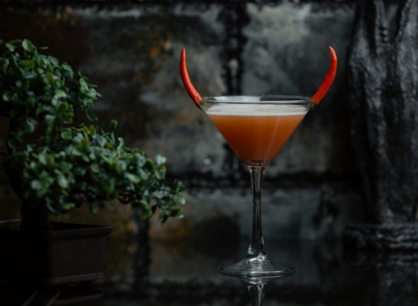 Жутко вкусные алкогольные коктейли для Хэллоуина: чем порадовать гостей