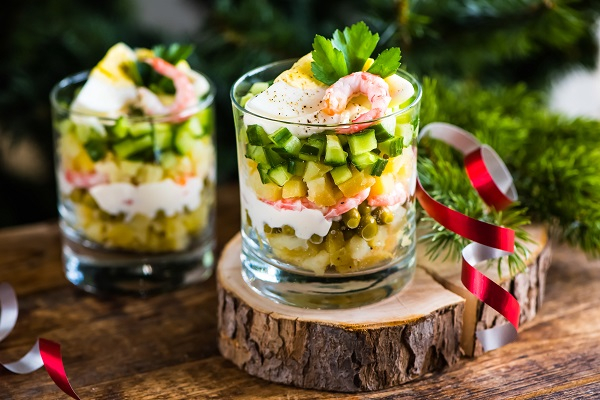 Новогодний салат-коктейль: рецепт легкого оливье в бокале